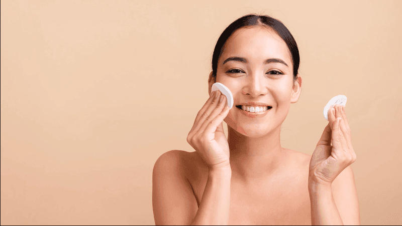 Có nên dùng nước hoa hồng trước khi trang điểm không?