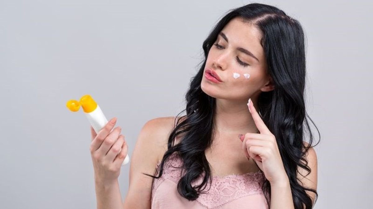 Chỉ dùng kem chống nắng và phấn phủ