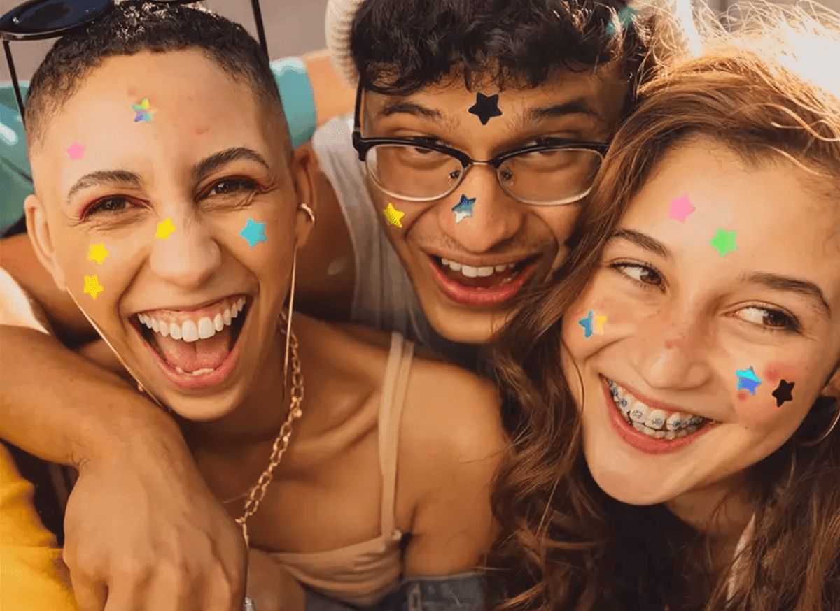 Cơn sốt miếng dán mụn hình ngôi sao: Xu hướng "trị mụn" độc đáo