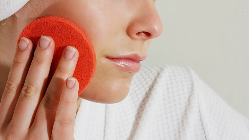 Nên lột mụn trước hay tẩy tế bào chết trước? Cách làm đúng để da luôn mịn màng